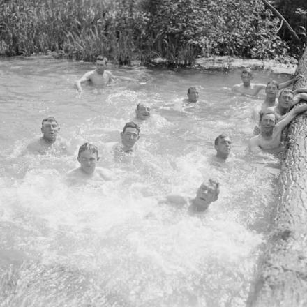 Soldati che fanno il bagno nel fiume a Maroeuil, vicino ad Arras, il 20 maggio 1918. © IWM 