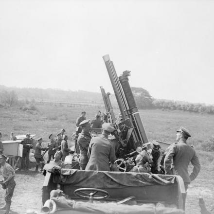 Due cannoni antiaerei da 13 libbre su montacarichi a motore Mark IV in azione a Villers-au-Bois, il 21 maggio 1918. © IWM 