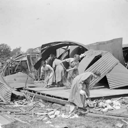 Membri del Corpo delle armate ausiliarie delle donne (WAAC) che ripuliscono le rovine di capanni Nissen dopo un raid aereo ad Abbeville, il 22 maggio 1918. © IWM 