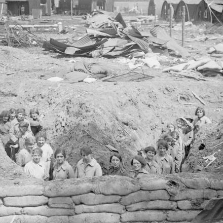 Membri del Corpo ausiliario dell'esercito femminile (WAAC) in una trincea costruita per rifugiarsi in caso di un attacco aereo ad Abbeville, il 22 maggio 1918. © IWM 