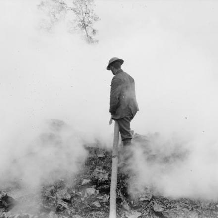 Soldato britannico che estingue il fuoco in un deposito di munizioni a Saigneville, il 23 maggio 1918. © IWM 