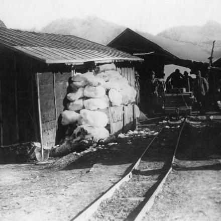 Una stazione di trasporto via cavo italiana durante la Battaglia Tonale-Adamello del 25 maggio 1918. Queste posizioni furono catturate dall'IV Gruppo Alpini. © IWM 