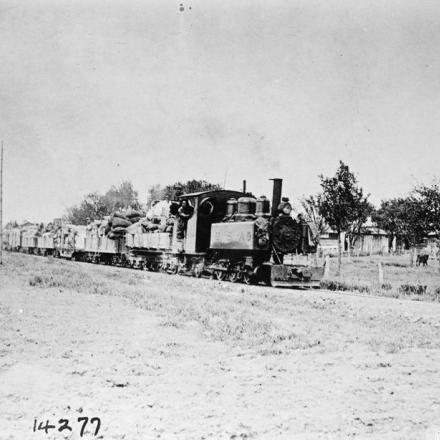 Treno americano a scartamento ridotto che porta cibo alla linea del fronte a Menil-la-Tour, il 25 maggio 1918. © IWM 