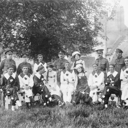 Compagnia di artisti chiamata The Queerios al GHQ di Montreuil-sur-Mer, il 25 maggio 1918. © IWM 
