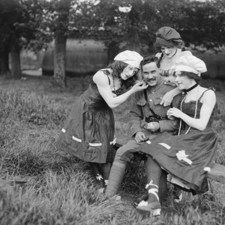 Membri della compagnia di artisti chiamata The Queerios at GHQ di Montreuil-sur-Mer, 25 May 1918. © IWM 