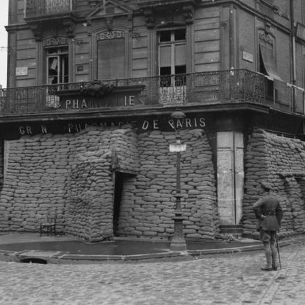 Una farmacia (Grand Pharmacie de Paris) ad Amiens con le finestre completamente protette da sacchi di sabbia, il 26 maggio 1918.