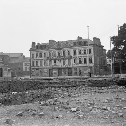 Le rovine dell'Hotel Grand Moderne ad Amiens e il cratere realizzato dalla bomba aerea di fronte, il 26 maggio 1918.