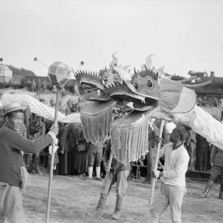 Attori cinesi che intrattengono un pubblico di soldati britannici e americani, abitanti locali e lavoratori cinesi nel loro accampamento a Samer, il 26 maggio 1918. Due processioni di dragoni pronti per la battaglia.
