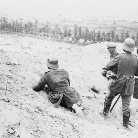 La battaglia del Chemin des Dames (Terza battaglia dell'Aisne). Segnalatori tedeschi che guardano verso Berry au Bac da una stazione di eliografo il primo giorno dell'attacco, il 27 maggio 1918