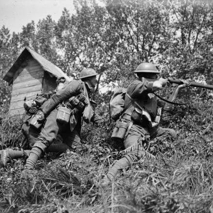 La terza battaglia dell'Aisne. Uomini del reggimento di Worcestershire che tengono la riva meridionale del fiume Aisne a Maizy, il 27 maggio 1918.