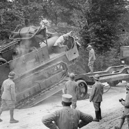 Artiglieria francese montata su un trattore Knox. Meuse, 27 maggio 1918.