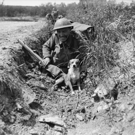 La terza battaglia dell'Aisne. Soldato del Reggimento del Lancashire Orientale e il suo cane in una trincea a Guyencourt, il 28 maggio 1918.