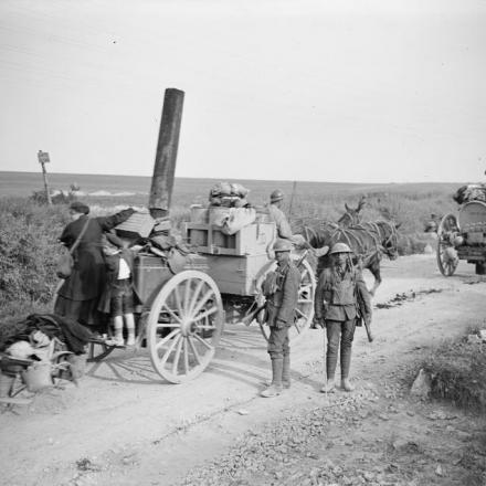 La terza battaglia dell'Aisne. Una cucina da campo francese e rifugiati che passano tra le truppe britanniche sulla strada di Romigny, il 28 maggio 1918.