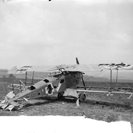 Un biplano da combattimento a due posti tedesco Halberstadt CL.II abbattuto nelle linee inglesi. Faverolles, 29 maggio 1918. © IWM (Q 11913)