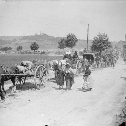 La terza battaglia dell'Aisne. Rifugiati francesi e truppe francesi in ritirata sulla strada di Chatillon, 29 maggio 1918. © IWM (Q 6687)