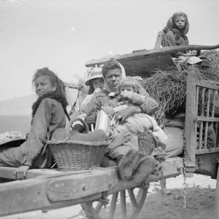 La terza battaglia dell'Aisne. Famiglia francese di rifugiati a Reuil, 29 maggio 1918. © IWM (Q 6690)