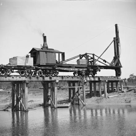Ingegneri reali che utilizzano un battipalo nella costruzione di un ponte ferroviario sul fiume Canche vicino a Etaples, il 30 maggio 1918.