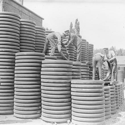 Un deposito di pneumatici pieni per camion presso il Base Mechanical Transport Depot. Rouen, il 31 maggio 1918.© IWM (Q 8820) 