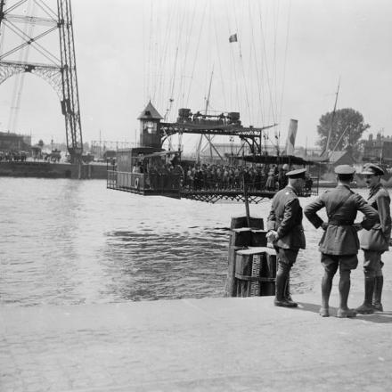 Un pontone, pieno di soldati britannici, che attraversa la Senna a Rouen, il 31 maggio 1918  © IWM (Q 8813)