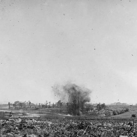 Un pesante proiettile di artiglieria che esplode sulle pendici del Mont Kokerelle, il 31 maggio 1918. © IWM (Q 58386)