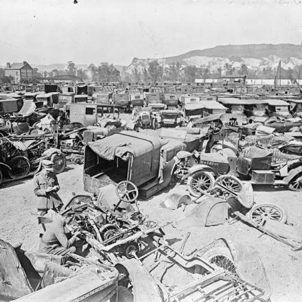 Vetture logore, danneggiate, camion e altri veicoli in attesa di riparazioni presso il Base Mechanical Transport Depot. Rouen, il 31 maggio 1918.© IWM (Q 8838) 