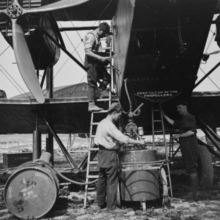 Meccanici aerei che riforniscono di benzina un bombardiere tipo 0400 di Handley Page del 14 ° squadrone RNAS al Dunkirk Aerodrome, 1 giugno 1918. © IWM (Q 11534)