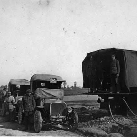 Un camioncino britannico che rifornisce di acqua altri veicoli vicino a Oudezeele, il 1 ° giugno 1918. © IWM (Q 78676)