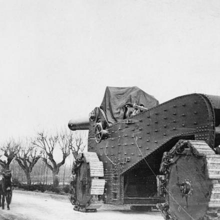 Obice italiano da 305 17 modello 16 in una strada di Sandrigo, 2 giugno 1918.