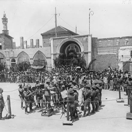 Feste in città Jaffa, sulla strada principale davanti al Palazzo del Governo con una banda militare britannica, per celebrare il compleanno di Re Giorgio V, 3 giugno