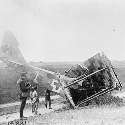Truppe americane e francesi esaminano un bombardiere pesante tedesco AEG G.IV distrutto vicino Catillon, il 3 giugno 1918.