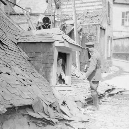 Curioso risultato di un raid aereo tedesco ad Abbeville, il 3 giugno 1918. Il tetto di una casa abbattuto, quasi intatto a livello del suolo.