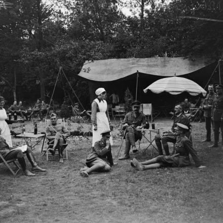 Le cameriere del corpo ausiliario dell'esercito della Queen Mary servono ufficiali americani e britannici presso il club di riposo degli ufficiali. Abbeville, 4 giugno 1918.