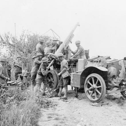 Un cannone antiaereo da 75 mm della batteria "B", 1 ° Reggimento antiaereo, montato su un automezzo camuffato, in azione vicino a Montreuil, il 5 giugno 1918. © IWM (Q 70236)