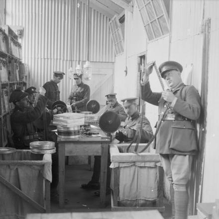 Soldati del Corpo di Servizio dell'esercito che visionano film da utilizzare nei cinema dietro le linee per le truppe. Boulogne, 5 giugno 1918 © IWM (Q 8885)
