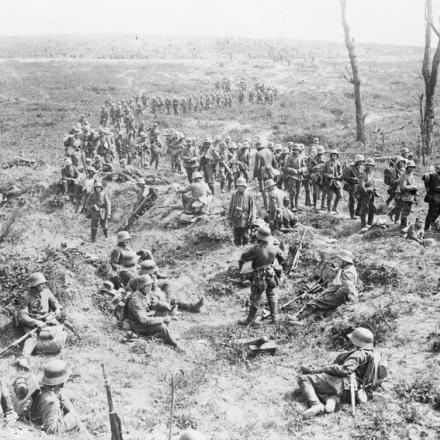 Terza battaglia dell'Aisne. Lunga colonna di truppe tedesche che avanzano durante la battaglia del Chemin des Dames, giugno 1918.