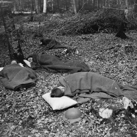Membri del Queen Mary's Army Auxiliary Corps che dormono all'aperto nella foresta di Crecy. 7 giugno 1918. © IWM (Q 11065)