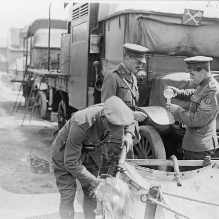ll personale della RAMC sta testando l'acqua del fiume che è passata attraverso l'apparato di sterilizzazione e detenzione in una tela sul bordo della strada per l'uso delle truppe. Auxi, 7 giugno 1918.  © IWM (Q 8886)