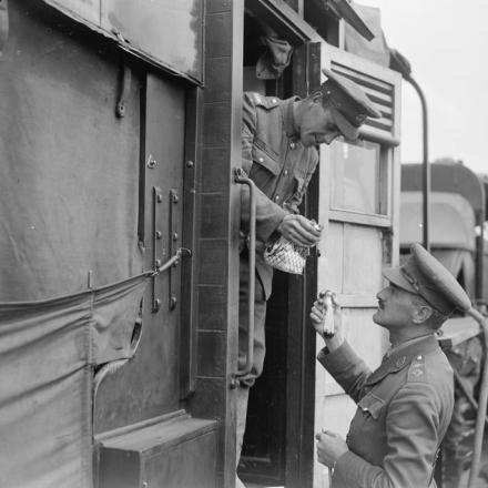 Chimico della RAMC  e uno dei suoi sergenti che effettuano un esame dell'acqua. Auxi, 7 giugno 1918. © IWM (Q 8888)
