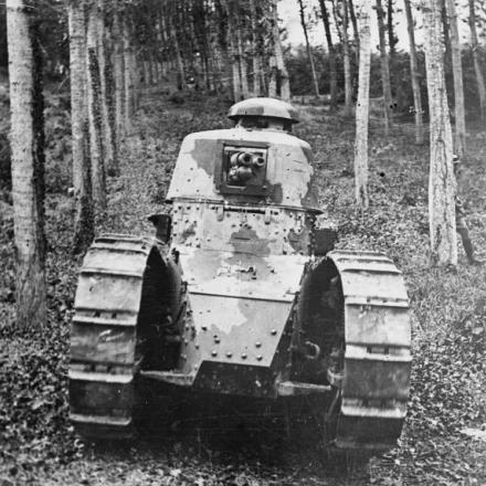 Un carro armato francese FT-17 della Renault nei boschi vicino a May-en-Multien, l'8 giugno 1918.