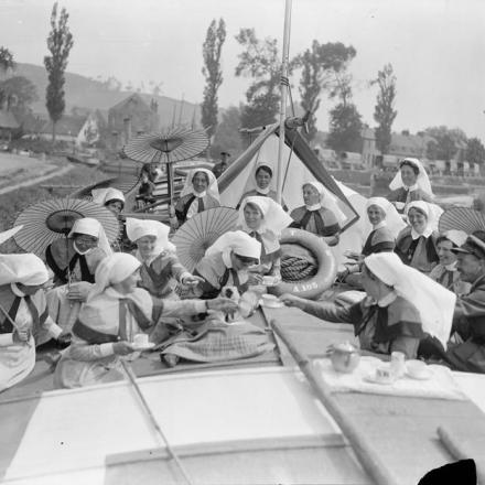 Infermiere del QAIMNSR o del TFNS e degli ufficiali medici della RAMC che prendono il tè a bordo di una chiatta ospedaliera. Watten, 8 giugno 1918