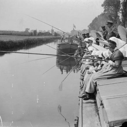 Infermiere del QAIMNSR o del TFNS che partecipano a una gara di pesca tra le infermiere delle chiatte ospedaliere. Watten, 8 giugno 1918.