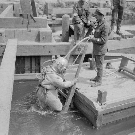 Operatore subacqueo dei Royal Engineers che si immerge per riparare la fondazione di un ponte sul canale a Watten, l'8 giugno 1918.