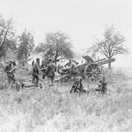 La terza battaglia dell'Aisne. Cannoni a canna lunga tedeschi da 10 cm, sparano una salva davanti agli assaltatori nel settore di Montdidier - Noyon, giugno 1918. © IWM (Q 50512)