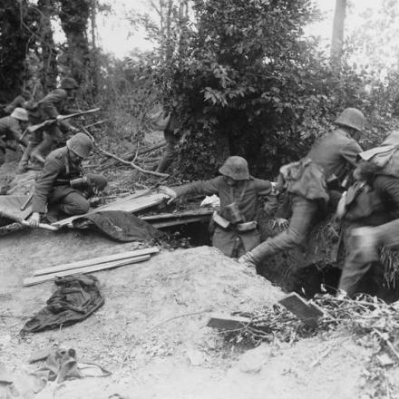 La terza battaglia dell'Aisne. Fanteria tedesca avanza su una trincea catturata durante l'attacco tra Montdidier e Noyon, nel giugno del 1918. © IWM (Q 55013)