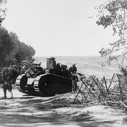 La terza battaglia dell'Aisne. Carri armati francesi Renault FT-17 dietro le linee vicino a Longpont, maggio-giugno 1918.
