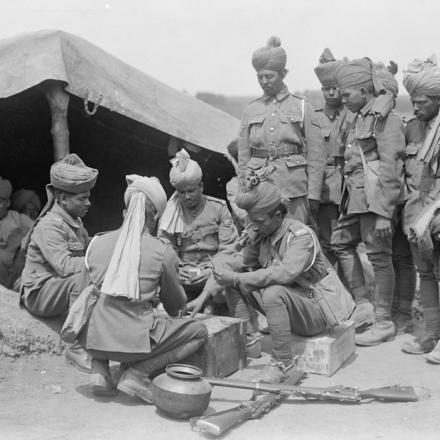 Artiglieri indiani che giocano a carte vicino a Pas, l'11 giugno 1918.