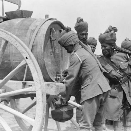 Mitraglieri indiani che riempiono recipiente d'acqua dal carro dell'acqua vicino a Pas, l'11 giugno 1918
