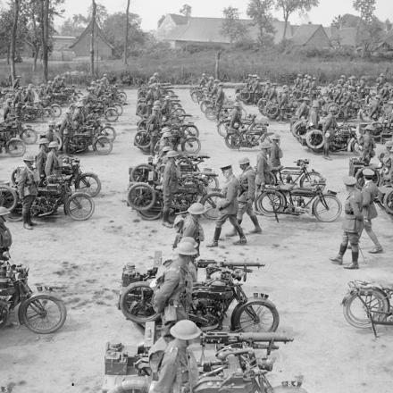 Il generale Henry Sinclair Horne, comandante della prima armata, ispeziona il 24 ° battaglione di mitragliatrici motorizzate a Dieval, il 12 giugno 1918. Le motociclette sono delle Clyno 744 cc dotate di un sidecar e mitragliatrice Vickers.