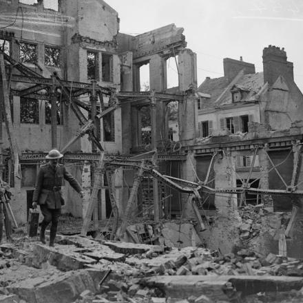 Il cineoperatore ufficiale britannico e il suo assistente in un edificio in rovina ad Amiens, il 12 giugno 1918.