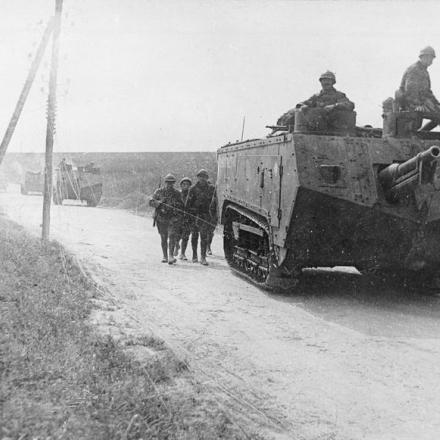 Carri armati francesi di Saint-Chamond, forse del 34 ° reggimento di carri armati, che risalgono in prima linea vicino a Moyenneville (Oise), il 12 giugno 1918.